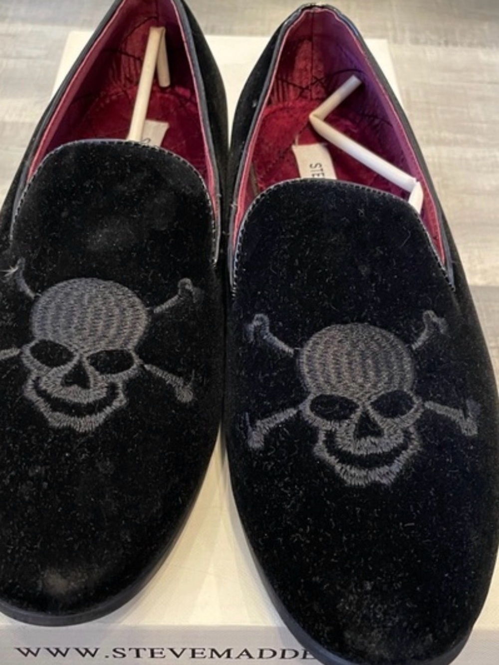 STEVE MADDEN Men's Black Velvet Loafer with a Embroidered Skull - size 11